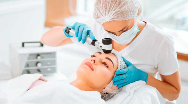 Dermatologista em Dourados na Clínica Acesso Saúde cuidando da saúde da pele