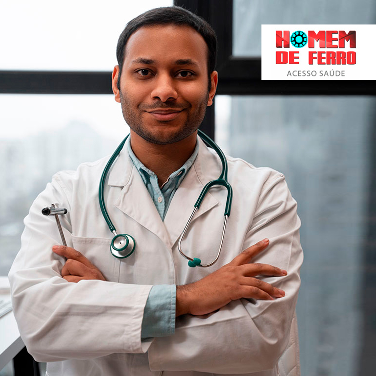 Homem de Ferro cuidando da saúde na Clínica Acesso Saúde em Dourados